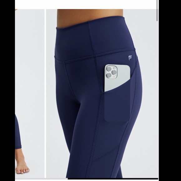 Sold OUT Fabletics size XS Oasis 7/8 leggings size XS in abyss - Picture 2 of 3